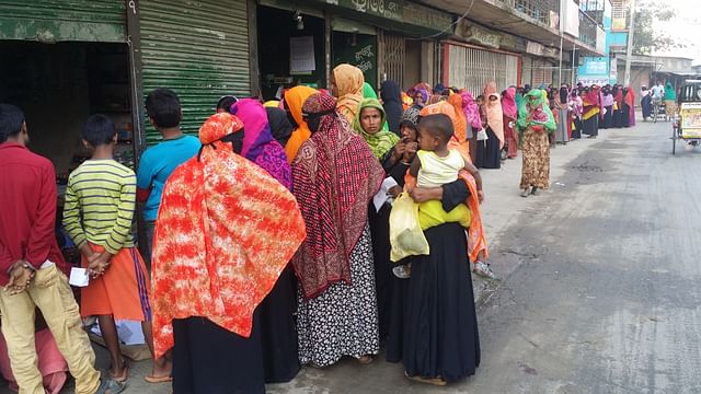 লজ্জা ভুলে টিসিবির লাইনে ‘নিরুপায়’ মধ্যবিত্ত